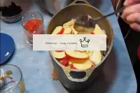 Coloque las manzanas en la cebolla. ...