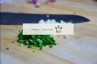Tagliamo l'aglio e il verde. ...