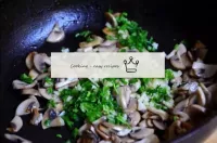 Add garlic with herbs to mushrooms, season with sa...
