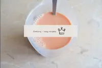 在单独的餐具中，将番茄酱与酸奶油连接起来，加入水。...