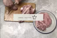 次に、鶏肉から肉を切ります。まず、乳房からフィレット部分をカットします。それから足を切り取り、肉を別...