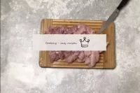Coupez la viande en petits morceaux. ...