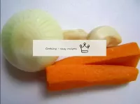 Очистим лук, морковку и чеснок, промоем их. ...