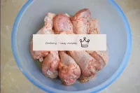 攪拌均勻，將香料摩擦成雞肉。盡量確保香料均勻分布在所有的碎片上。讓雞肉站立一個小時。...