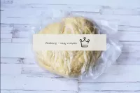 Envelopper la pâte dans un film alimentaire ou un ...