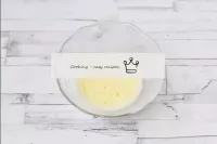 卵黄を水に接続し、滑らかになるまでフォークで泡立て器。...