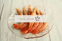 冷たい水の下でもlangoustinesをすすぎ、はさみですべての足を切ります。頭から尾までのランゴ...