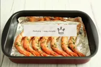 準備したlangoustinesをベーキングシートや他の適切なベーキングディッシュに置きます。上の錫...