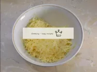 要在平底鍋中用雞蛋和奶酪制成薰衣草三角形，請拿起堅硬的奶酪，然後用中磨碎。根據需要，可以將任何香料添...