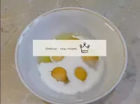 In another bowl, combine the eggs with the milk an...