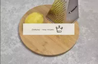 Reiben Sie die Zitrone von einer Zitrone. Verwende...