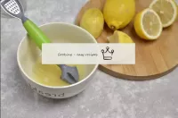 Drücken Sie den Saft aus allen Zitronen. Sie könne...