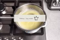 鍋にいくつかの水を沸騰させ、上に卵の塊のボウルを置きます。同時に、水はボウルの底に触れるべきではあり...