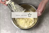 Frotter le beurre réfrigéré sur la râpe directemen...