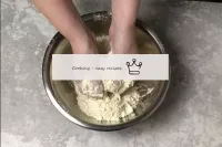 砂粉ができるまで手で小麦粉でバターを拭きます。油が溶け始めないように迅速に作業する必要があります。そ...