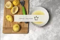 Drücken Sie den Saft aus allen Zitronen. Dann gieß...