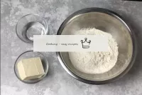 While the cream cools, make a sand base. Put the o...