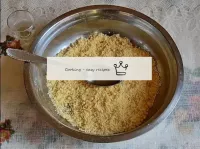 在攪拌機碗中，或者用手直接放在碗中，快速將面粉，鹽，糖和冷黃油混合在一起。我們以碎屑的形式獲得質量。...