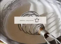 我們在碗裏混合蛋白質和糖。把碗放在水浴上，攪拌直至糖溶解。一旦質量稍微變薄，他們就開始用攪拌器或花冠...