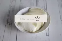 Mozzarella cortado en tazas. ...