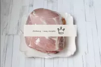 Benetzen Sie das Schweinefleisch mit Pflanzenöl, s...