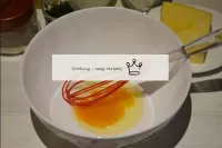 將雞蛋扔進一個單獨的碗裏，用花冠和鹽攪拌。...
