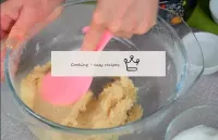 Misture cuidadosamente todos os ingredientes em um...