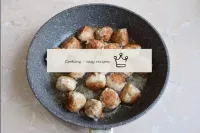 Faites frire les boulettes à petit feu pendant 8-1...