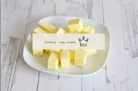 Couper le beurre froid en cubes. ...