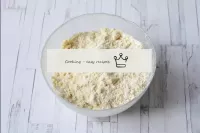 用手将面粉和黄油倒入碎屑中。为了加快这一过程，您可以在搅拌机中搅拌面粉和黄油。...