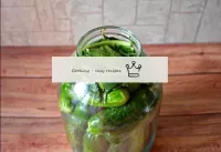 Salatalıkları kalan yeşilliklerle doldurun. ...