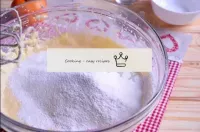 面粉与苏打水，发酵粉和少许盐一起筛选，加入奶油混合物中。...