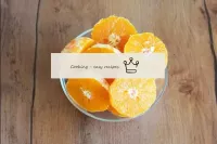 Limpem os mandarins restantes e cortem-nos ao meio...