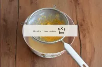 最終的混合物通過篩子擦到碗中。...