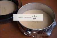 Pour the dough into two identical baking trays (Ø ...