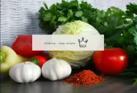 如何腌制北京中菜？很简单！我们需要的主食是制作腌制的北京菜。白菜，甜椒，西红柿和蔬菜洗净。大蒜刷干净...