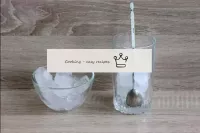 O copo para misturar também é refrigerado com cubo...