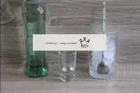 Sostituire il ghiaccio in un bicchiere con un bicc...