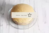 Laver le haut et le côté du gâteau avec la crème h...