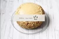 Mettez des noix sur le côté du gâteau. ...