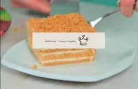 Coupez le gâteau de miel préparé avec des intercal...