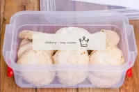 Gardez les cookies dans un récipient en plastique ...