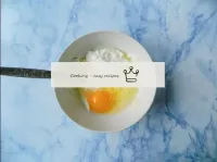 拿一個深碗, 放入一個柔軟的黃油, 鹽, 糖和雞蛋。在碗中加入酸奶油。雞蛋在使用前與蘇打水洗凈，因為...