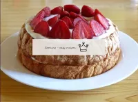 Garnish the cake with halves of fresh strawberries...