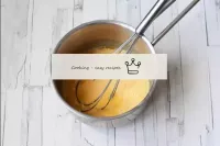 鍋に、泡立て器で砂糖で黄身をこする。...