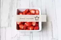 將草莓洗凈，取出尾巴。大漿果切成小塊，小漿果可以整理或切成兩半。而不是草莓，你可以使用其他漿果或水果...