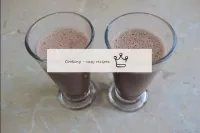 Un cocktail de chocolat au cacao prêt ! Verser dan...
