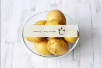 Die Kartoffeln gründlich in Wasser waschen, wobei ...