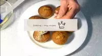 Muffin copre con le noccioline. ...