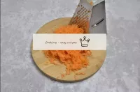 Laver bien les carottes, éplucher et frotter sur u...